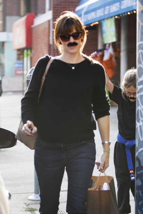 Jennifer Garner et Violet arborent des fausses moustaches en sortant d'un magasin pour Halloween à Los Angeles, le 25 octobre 2013.