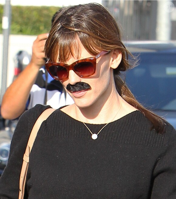 Jennifer Garner et Violet arborent des fausses moustaches en sortant d'un magasin pour Halloween à Los Angeles, le 25 octobre 2013.