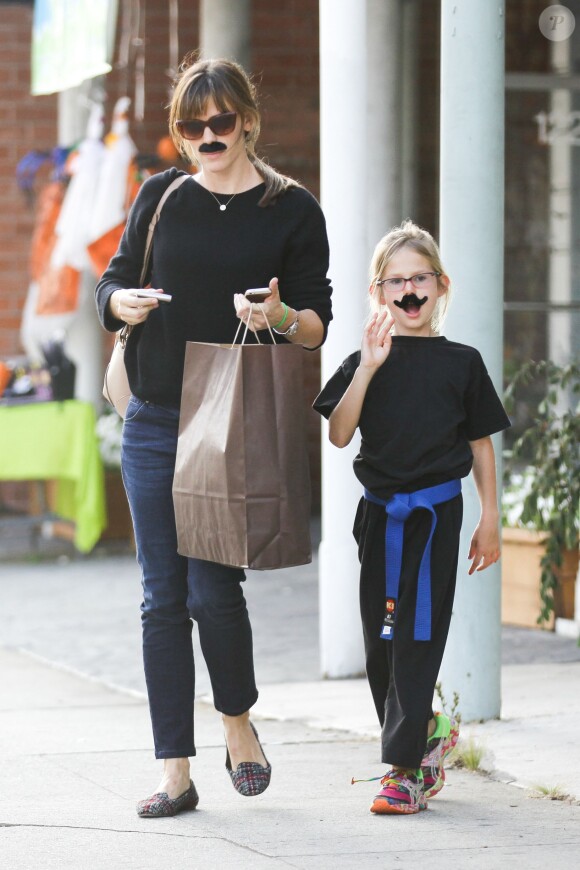 Jennifer Garner et Violet arborent des fausses moustaches en sortant d'un magasin pour Halloween à Los Angeles, le 25 octobre 2013.