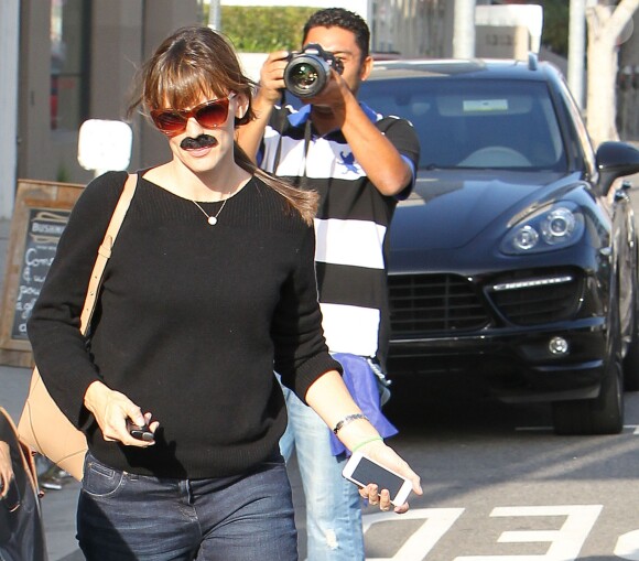 Jennifer Garner et Violet arborent des fausses moustaches en sortant d'un magasin pour Halloween à Los Angeles, le 25 octobre 2013.