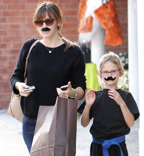 Jennifer Garner et Violet arborent des fausses moustaches en sortant d'un magasin pour Halloween à Los Angeles, le 25 octobre 2013.