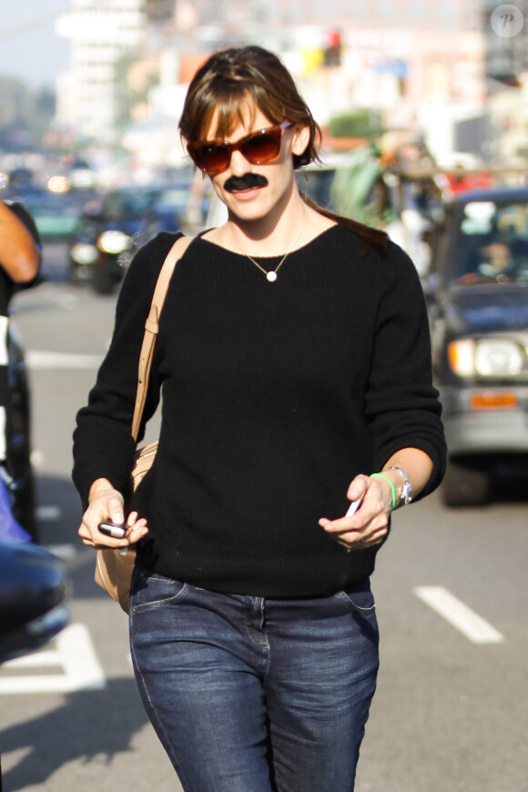 Jennifer Garner et Violet arborent des fausses moustaches en sortant d'un magasin pour Halloween à Los Angeles, le 25 octobre 2013.