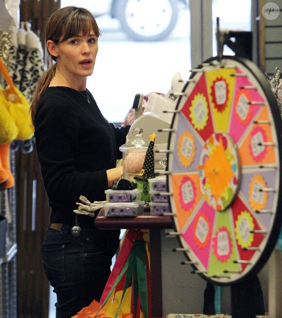 Jennifer Garner fait son shopping pour Halloween à Santa Monica, Los Angeles, le 25 octobre 2013.