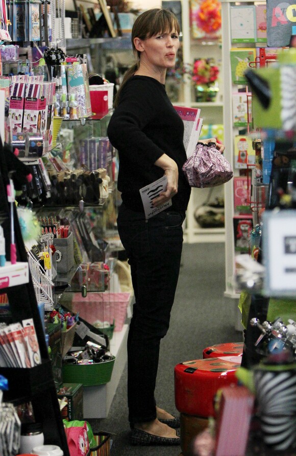 Jennifer Garner fait son shopping pour Halloween à Santa Monica, Los Angeles, le 25 octobre 2013.