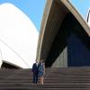 Mary et Frederik de Danemark devant l'Opéra de Sydney, le 25 octobre 2013, lors de leur visite officielle de quatre jours.