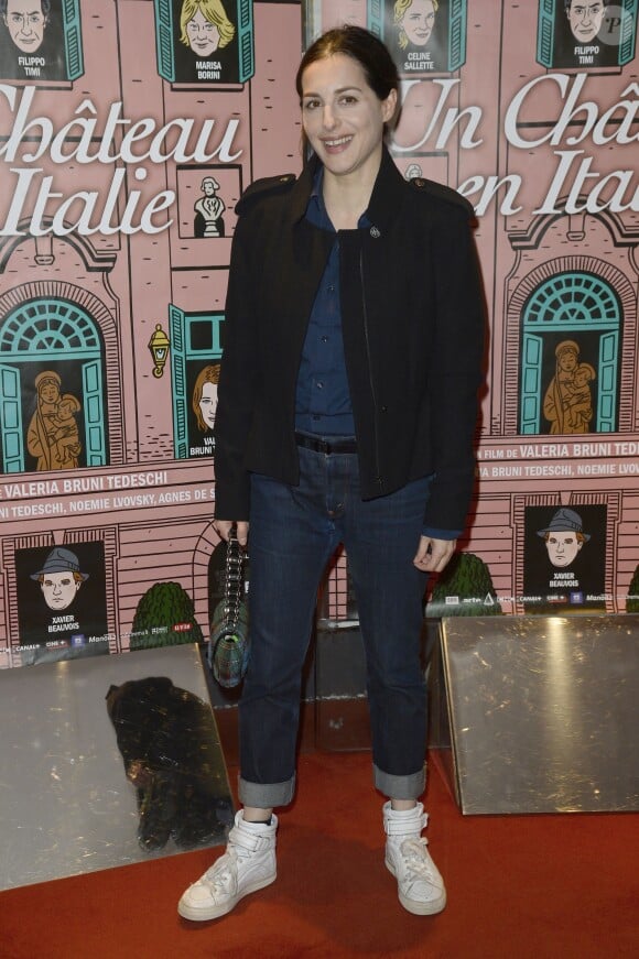Amira Casar lors de la première du film "Un château en Italie" à Paris, le 29 octobre 2013.