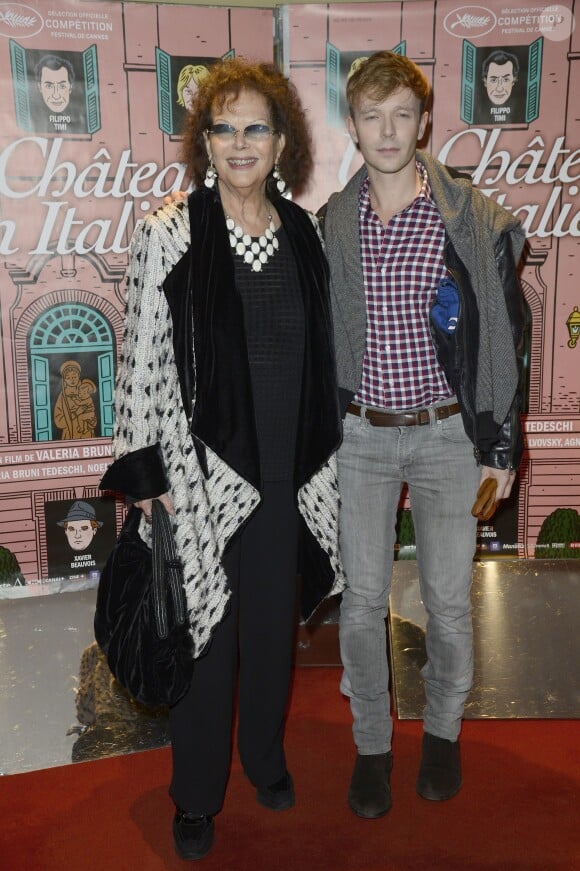 Claudia Cardinale et Alexandre Styker lors de la première du film "Un château en Italie" à Paris, le 29 octobre 2013.