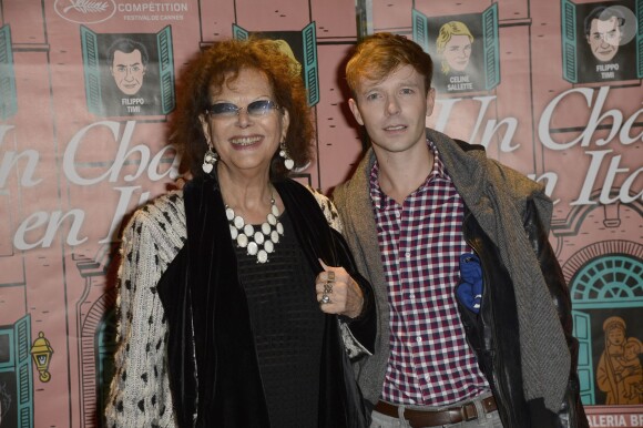 Claudia Cardinale et Alexandre Styker lors de la première du film "Un château en Italie" à Paris, le 29 octobre 2013.