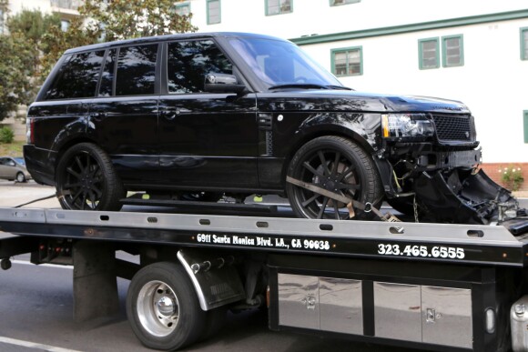La Range Rover accidentée de David Beckham tractée jusqu'à un garage pour être réparée à Beverly Hills le 28 octobre 2013.