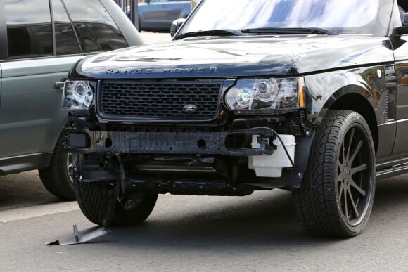 La grosse Range Rover accidentée de David Beckham tractée jusqu'à un garage pour être réparée à Beverly Hills le 28 octobre 2013.