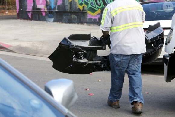 La Range Rover noire accidentée de David Beckham tractée jusqu'à un garage pour être réparée à Beverly Hills le 28 octobre 2013.