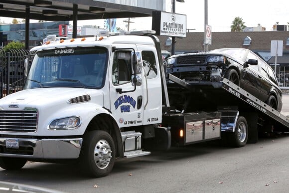 La Range Rover accidentée de l'ex-star du foot David Beckham tractée jusqu'à un garage pour être réparée à Beverly Hills le 28 octobre 2013.