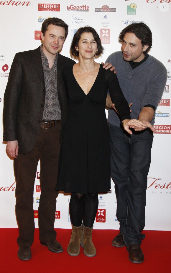 Guillaume de Tonquédec, Isabelle Gélinas et Bruno Salomone posent pour la série ''Fais pas ci, fais pas ça'' lors de l'ouverture du 11e Festival International de la Création Televisuelle de Luchon, le 4 février 2009.