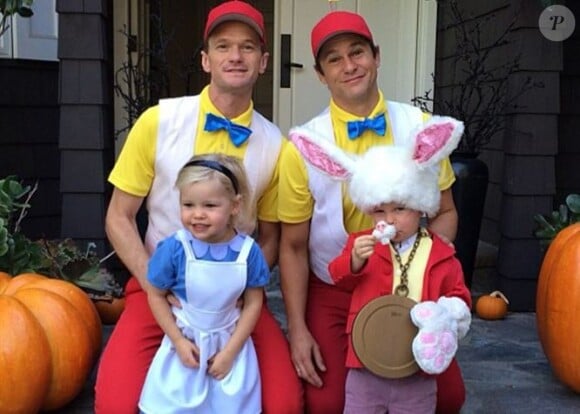 Neil Patrick Harris et son conjoint David Burtka prennent la pose avec leurs enfants Gideon Scott et Harper Grace dans leurs costumes d'halloween.