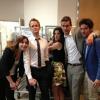 Neil Patrick pose avec ses camarades de How I Met Your Mother : Alyson Hannigan, Jason Segel, Cobie Smulders et Josh Radnor.