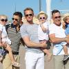 David Furnish et son fils Zachary posent avec Neil Patrick Harris, David Burtka et lerus enfants Gideon Scott et Harper Grace à St.Tropez, le 9 juillet 2013.