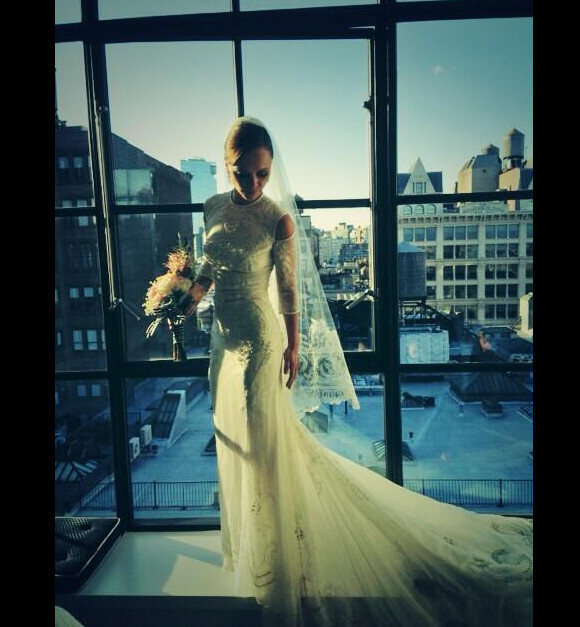 La belle Christina Ricci a dévoilé sa jolie robe de mariée sur son compte Twitter