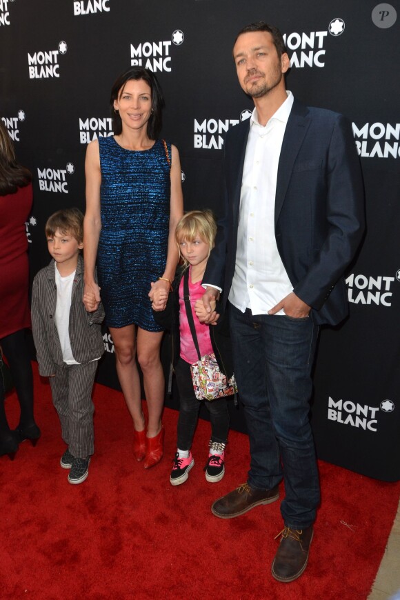 Rupert Sanders et Liberty Ross avec leurs enfants à Los Angeles, en février 2012.