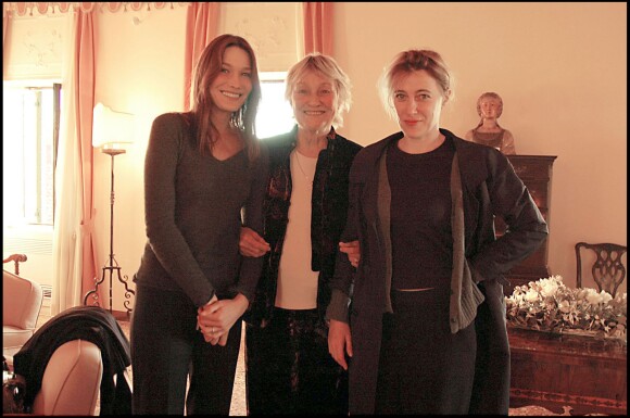 Marisa Bruni-Tedeschi entourée par ses filles Carla et Valeria, à Paris, le 3 novembre 2009.