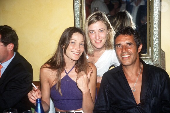 Carla Bruni, Valeria Bruni Tedeschi et Julien Clerc à Paris, le 21 juin 2000. 