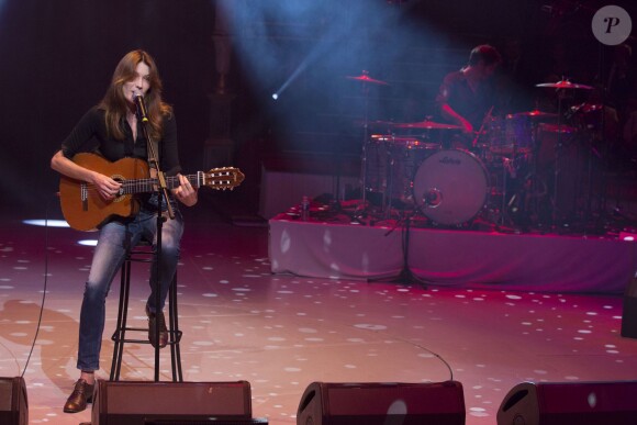 Carla Bruni chante au gala de l'IFRAD au Cirque d'hiver à Paris le 25 septembre 2013.