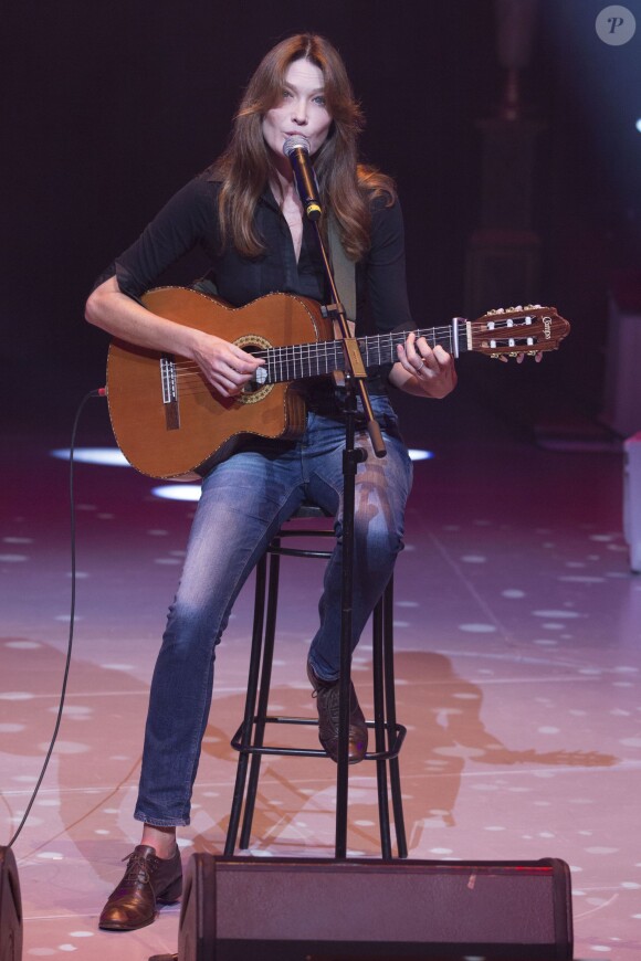 Carla Bruni chante au gala de l'IFRAD au Cirque d'hiver à Paris le 25 septembre 2013.