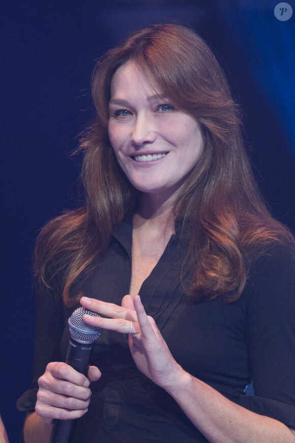 Carla Bruni chante au gala de l'IFRAD au Cirque d'hiver à Paris le 25 septembre 2013.
