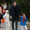 Ben Affleck papa-poule avec ses filles Seraphina, Violet pour le trick-or-treat d'Halloween à Brentwood, Los Angeles, le 31 octobre 2013.