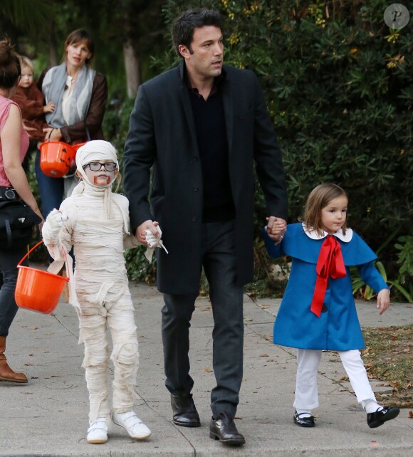 Ben Affleck papa-poule avec ses filles Seraphina, Violet pour le trick-or-treat d'Halloween à Brentwood, Los Angeles, le 31 octobre 2013.