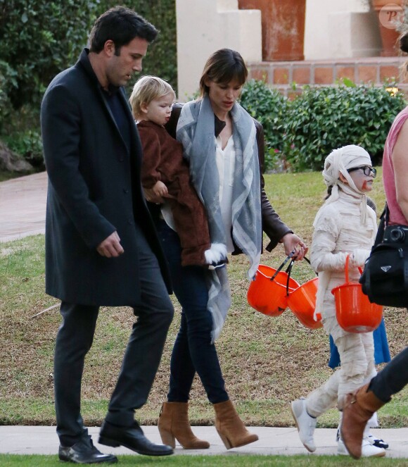 Ben Affleck et Jennifer Garner font Halloween avec leurs enfants Seraphina, Violet et Samuel à Brentwood, Los Angeles, le 31 octobre 2013.