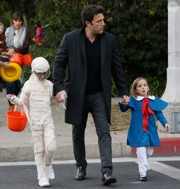 Ben Affleck avec Seraphina et Violet pour Halloween à Brentwood, Los Angeles, le 31 octobre 2013.