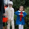 Ben Affleck avec ses Seraphina (en Madeline) et Violet (en momie) pour Halloween à Brentwood, Los Angeles, le 31 octobre 2013.