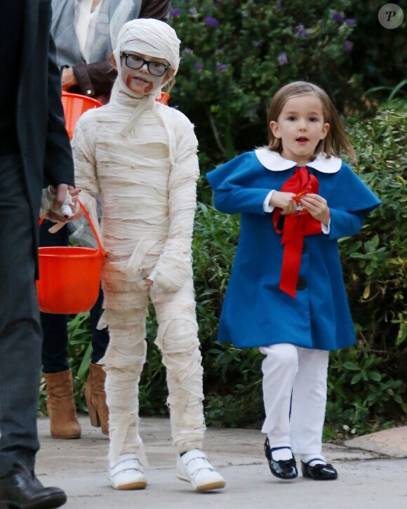 Ben Affleck avec ses Seraphina (en Madeline) et Violet (en momie) pour Halloween à Brentwood, Los Angeles, le 31 octobre 2013.