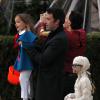 Ben Affleck et Jennifer Garner emmènent leurs enfants Violet, Seraphina, et Samuel "trick-or-treating" pour Halloween à Brentwood, le 31 octobre 2013.