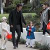 Ben Affleck et Jennifer Garner emmènent leurs enfants Violet, Seraphina, et Samuel "trick-or-treating" pour Halloween à Brentwood, le 31 octobre 2013.