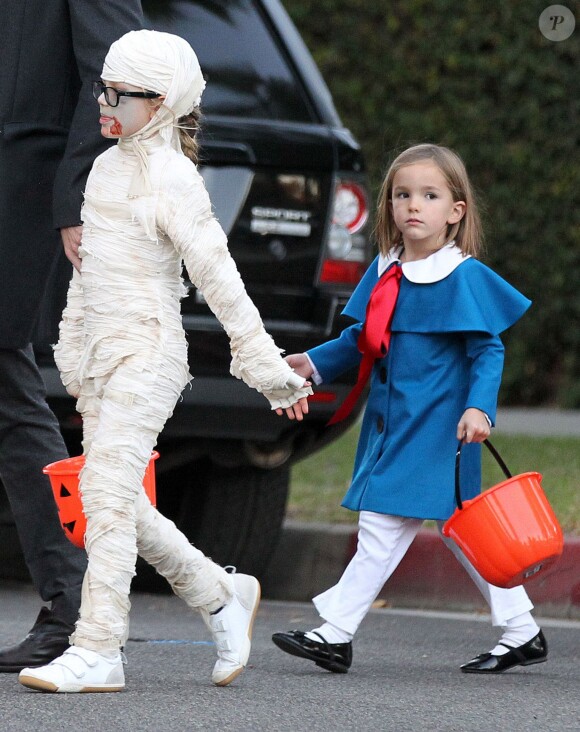 Ben Affleck et Jennifer Garner et leurs enfants Violet, Seraphina, et Samuel "trick-or-treat" pour Halloween a Los Angeles, le 31 octobre 2013.