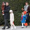 Ben Affleck et Jennifer Garner et leurs enfants Violet, Seraphina, et Samuel "trick-or-treat" pour Halloween a Los Angeles, le 31 octobre 2013.