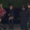 Mickey Rourke en cuir et en muscles avec deux femmes sexy en arrivant à la soirée Halloween d'Adam Levine à Los Angeles, le 31 octobre 2013.