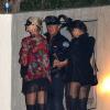 Mickey Rourke en cuir et en muscles avec deux femmes sexy en arrivant à la soirée Halloween d'Adam Levine à Los Angeles, le 31 octobre 2013.