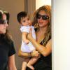 Shakira arrive à l'aéroport LAX de Los Angeles le 15 août 2013 avec son fils Milan dans les bras