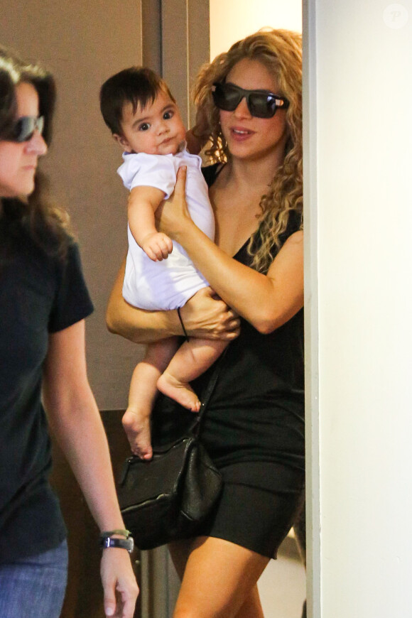 Shakira arrive à l'aéroport LAX de Los Angeles le 15 août 2013 avec son fils Milan dans les bras
