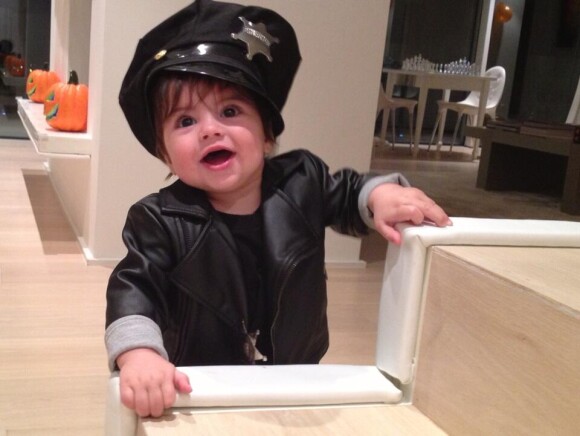 Milan Piqué Mebarak, fils de Shakira et de Gerard Piqué, en petit policier pour son premier Halloween, le 31 octobre 2013.