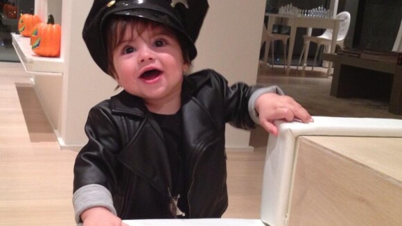 Shakira et Gerard Piqué : Leur bébé Milan en petit policier enjoué à Halloween