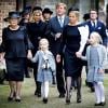 La princesse Beatrix des Pays-Bas et la princesse Mabel d'Orange-Nassau, veuve portant une manche blanche faite à partir de sa robe de mariée Viktor and Rolf, ouvraient le cortège endeuillé avec les comtesses Luana et Zaria (un bras dans le plâtre), suivie par le roi Willem-Alexander et la reine Maxima ainsi que le prince Constantijn et la princesse Laurentien... Famille royale, amis et collègues honoraient la commémoration solennelle du prince Friso d'Orange-Nassau, décédé le 12 août et enterré le 16 août, le 2 novembre 2013 en la Vieille Eglise de Delft (La Haye).