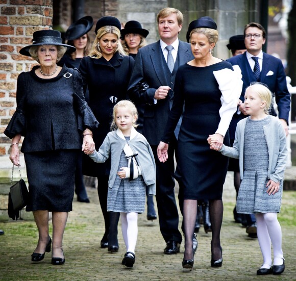 La princesse Beatrix des Pays-Bas et la princesse Mabel d'Orange-Nassau, veuve portant une manche blanche faite à partir de sa robe de mariée Viktor and Rolf, ouvraient le cortège endeuillé avec les comtesses Luana et Zaria (un bras dans le plâtre), suivie par le roi Willem-Alexander et la reine Maxima ainsi que le prince Constantijn et la princesse Laurentien... Famille royale, amis et collègues honoraient la commémoration solennelle du prince Friso d'Orange-Nassau, décédé le 12 août et enterré le 16 août, le 2 novembre 2013 en la Vieille Eglise de Delft (La Haye).