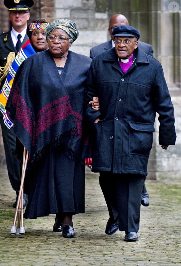 Desmond Tutu et son épouse Nomalizo Leah. L'archevêque sud-africain est un ami intime de la princesse Mabel. Famille royale, amis et collègues honoraient la commémoration solennelle du prince Friso d'Orange-Nassau, décédé le 12 août et enterré le 16 août, le 2 novembre 2013 en la Vieille Eglise de Delft (La Haye).
