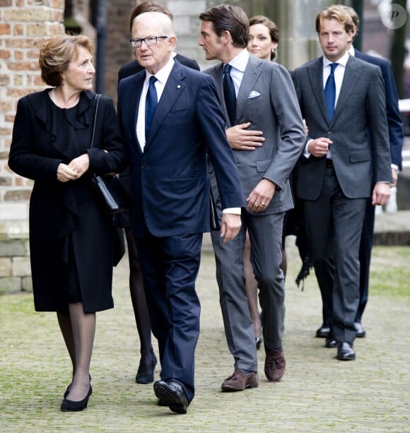 La princesse Margriet des Pays-Bas et son époux Pieter van Vollenhoven, suivis de leurs fils avec leurs épouses. Famille royale, amis et collègues honoraient la commémoration solennelle du prince Friso d'Orange-Nassau, décédé le 12 août et enterré le 16 août, le 2 novembre 2013 en la Vieille Eglise de Delft (La Haye).