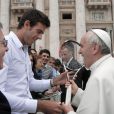 Juan Martin Del Potro offrant au pape François une raquette à Rome le 15 mai 2013 en marge du Masters. Le Saint Père avait béni un rosaire que le tennisman argentin s'est fait dérobé à Gare du Nord à Paris quelques mois plus tard.