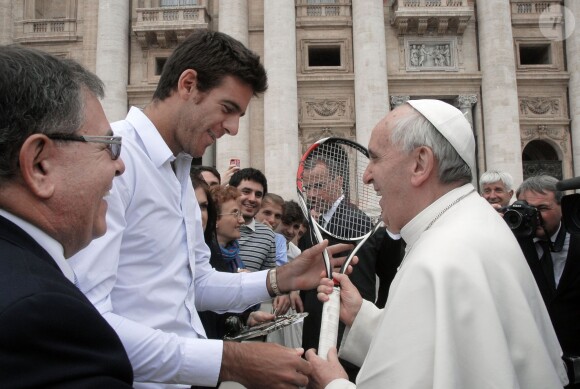 Juan Martin Del Potro offrant au pape François une raquette à Rome le 15 mai 2013 en marge du Masters. Le Saint Père avait béni un rosaire que le tennisman argentin s'est fait dérobé à Gare du Nord à Paris quelques mois plus tard.