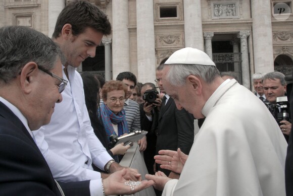 Juan Martin Del Potro rencontrant le pape François à Rome le 15 mai 2013 en marge du Masters. Le Saint Père avait béni un rosaire que le tennisman argentin s'est fait dérobé à Gare du Nord à Paris quelques mois plus tard.